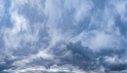 Obraz premium A captivating and enchanting view of a dramatic sky that is filled with various shades of gray clouds and soft blue tones, making it perfect for use as backgrounds and in creating atmospheric scenes