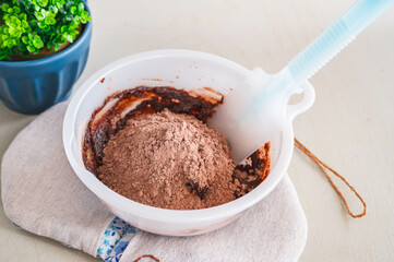 お菓子作り　ココアクッキーミックスを加える