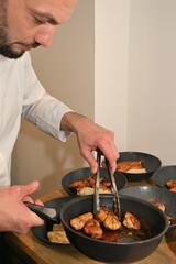 Chef cuisinier au travail 2