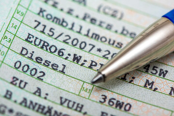 Ein KFZ-Schein bzw. Zulassungsbescheinigung Teil I mit einem Eintrag für einen Euro6 Diesel-PKW