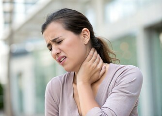 Obraz premium Woman experiencing neck pain outdoors in a modern urban setting during the day. Generative AI