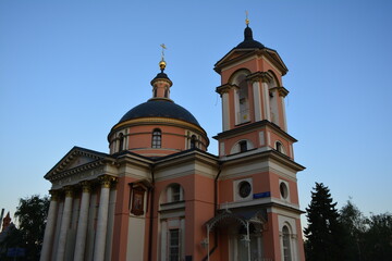 Obraz premium A walk through Moscow offers a captivating blend of history, culture, and modernity