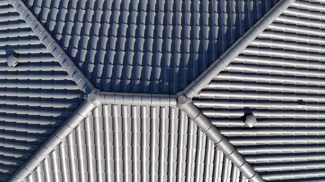 Toiture neuve noire contemporaine &agrave; 4 pans | vue drone du faitage centrale a la toiture int&eacute;grale