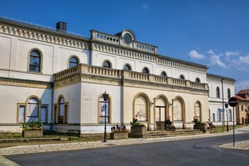 crimmitschau, deutschland - unsanierter und stillgelegter bahnhof
