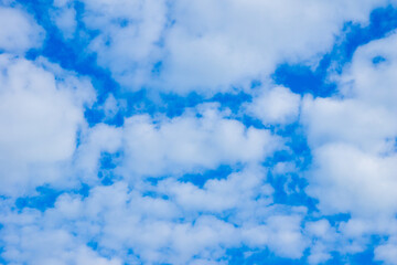 Obraz premium Bright blue sky filled with fluffy white clouds on a sunny day