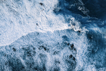 Błekitne Fale oceanu z drona