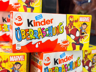 Naklejka premium Marvel edition kinder überraschung chocolate boxes featuring spider-man design