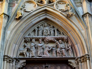 Le tympan au-dessus du portail de la façade ouest de la Collégiale Saint-Martin à Colmar