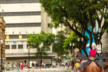 Prédios de arquitetura clássica e árvores de folhas verde.