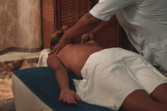 Mulher recebendo massagem