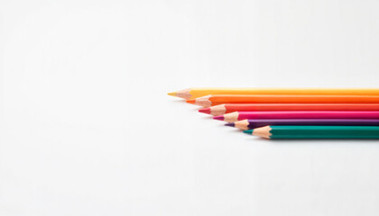 Naklejka premium Gradient array of sharpened colored pencils on white surface, minimalism