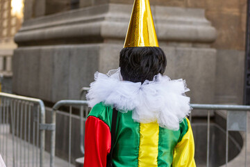 Pierrot Com o Traje, fantasia colorida circulando no Carnaval de Rua de São Paulo. 