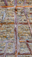 Fassade mit Mauerwerk und Fachwerkbauten