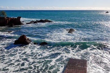 Récif et ponton rocheux en mer méditerranée à Saint-Raphaël, avec tons vifs