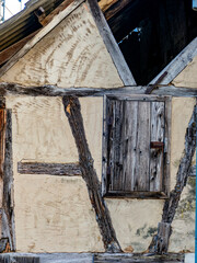 Gebäudeschäden an einem historischen Fachwerkhaus