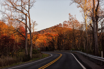 Obraz premium West Virginia rural countryside road highway in autumn fall at Canaan valley forest woods disappearing winding on rolling hills landscape