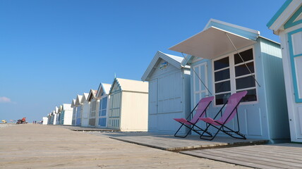 Cabines de plage à Cayeux-sur-Mer, dans la Somme, en Picardie / Hauts-de-France, avec deux...