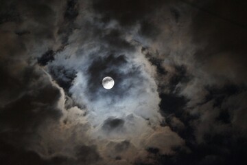 Fototapeta premium Luna misteriosa entre nubes