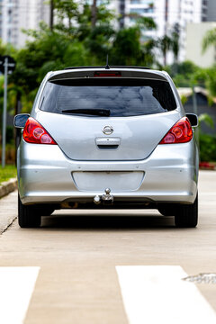 Nissan Tiida (versa hatch) 2013 SL silver back view