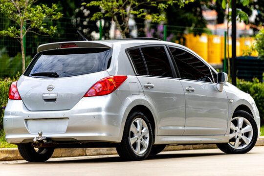 Nissan Tiida (versa hatch) 2013 SL silver back and side view