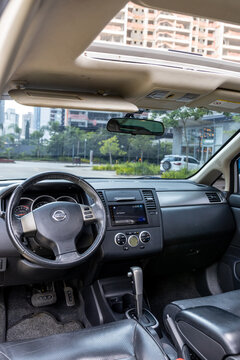 Nissan Tiida (versa hatch) 2013 SL silver interior