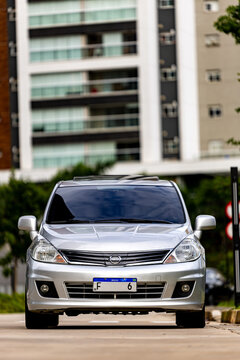Nissan Tiida (versa hatch) 2013 SL silver front view