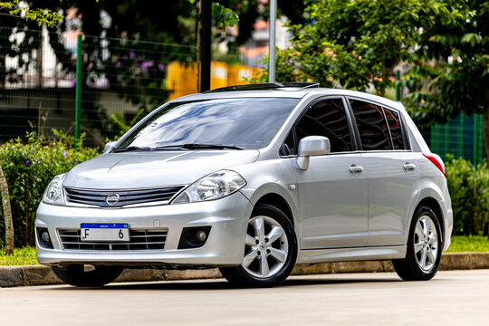 Nissan Tiida (versa hatch) 2013 SL silver front and side view