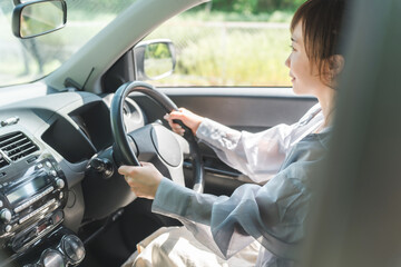 自動車を運転するアジア人女性
