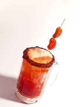 Disfruta de una cerveza bien preparada con chamoy y gomitas