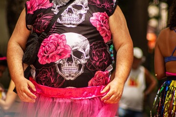Camiseta de caveira cor de rosa e preta, fantasia do carnaval de rua de São Paulo. 