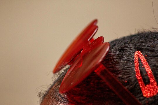 &Oacute;culos em forma de cora&ccedil;&atilde;o preso em cabelo Crespo. 