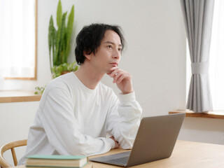男性　パソコン
