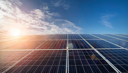 青い空と日光を背景にした太陽光発電パネル。クリーンエネルギーと再生可能エネルギー。太陽光発電。Solar power panels with blue sky and sunlight in the background. Clean and renewable energy. Solar power.