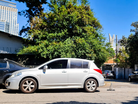 Nissan Tiida (versa hatch) 2013 SL silver side view