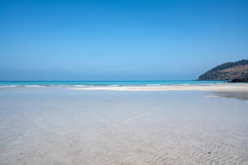 Obraz premium 봄날씨 바다와 하늘이 어우러진 해안가 풍경 제주 제주시 조천읍 함덕리 함덕해수욕장