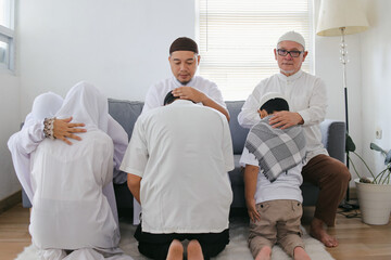 Obraz premium Muslim Family Tradition On Eid Mubarak Moment In Indonesia, Forgiving Each Other.