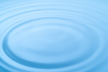 美しい水面の波紋