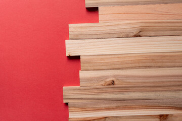 赤背景に並ぶ木の板