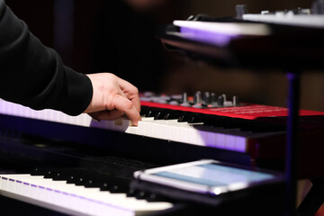 Obraz premium Playing keyboard