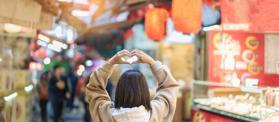 Obraz premium woman traveler visiting in Taiwan, female Tourist with backpack sightseeing and shopping at Jiufen Old Street market. Popular landmark and attractions near Taipei City. Travel and Vacation concept