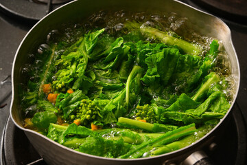 食用菜の花を鍋で茹でる