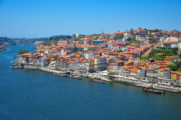Fototapeta premium ポルトガル第二の都市ポルトのとても美しい歴史地区の風景