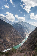 Obraz premium Jinsha River winding through Tiger Leaping Gorge