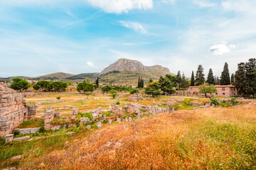 Obraz premium archaeological site of Ancient Corinth built in the slopes of Acrocorinth, Peloponnese, Greece