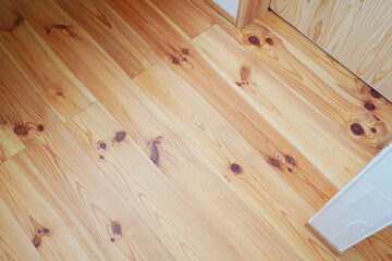Solid Knotty Cedar Wood Flooring（節のある杉の無垢床フローリング）