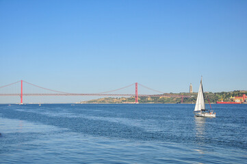 ポルトガルの首都リスボンに架かる4月25日橋のとても美しい風景Very beautiful scenery of the 25th of April Bridge in Lisbon, the capital of Portugal