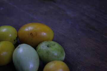 Tomatoes can be eaten directly or cooked first