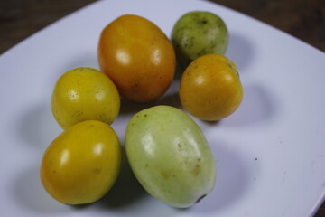 Tomatoes can be eaten directly or cooked first