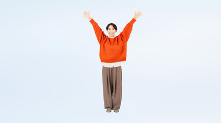 Obraz premium バンザイするおしゃれなミドル女性の全身写真（切り抜き背景透過PNGも販売しております。作成者リンクから「PNG」で検索してください）