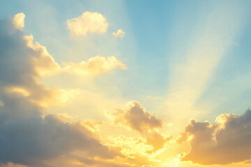 Obraz premium Golden sunrise with dramatic clouds and sunbeams in a blue sky